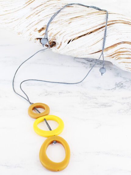 BB1302Y TONAL RESIN HOOP PENDANT NECKLACE