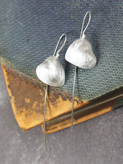 DT1613 SATIN SILVER HEART EARRINGS