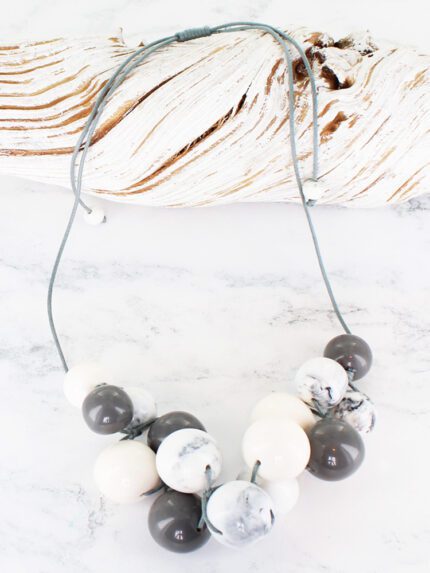 JP1103GY SMOKED RESIN BALL CLUSTER NECKLACE WITH ACCENT COLOUR