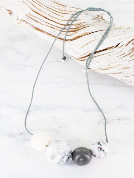 JP1104GY SMOKED RESIN BALL NECKLACE WITH ACCENT COLOUR