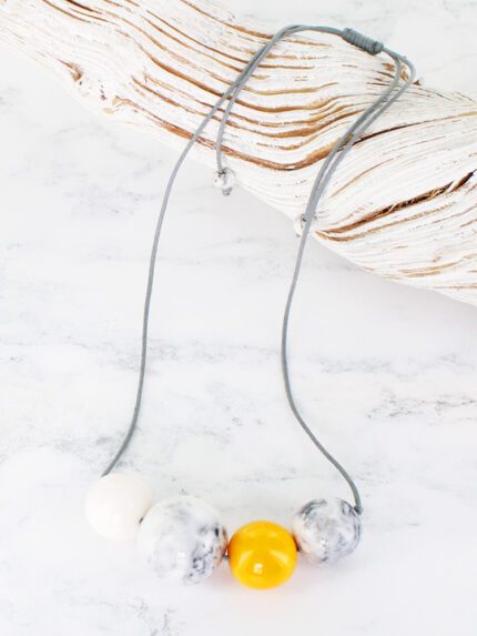 JP1104Y SMOKED RESIN BALL NECKLACE WITH ACCENT COLOUR