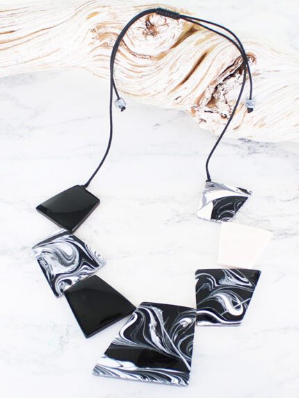JP1300BW GEOMETRIC MARBLED RESIN NECKLACE