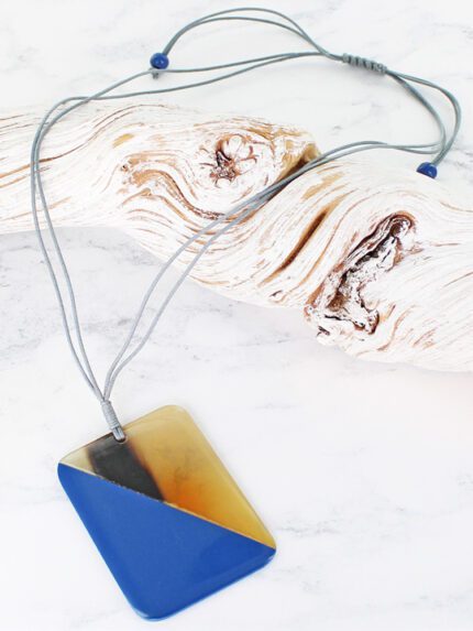 RA6001BLU RECTANGULAR RESIN & HORN PENDANT NECKLACE